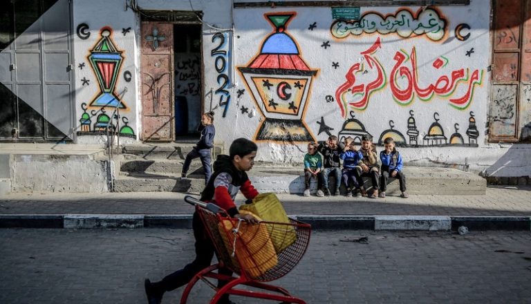 رسم كاريكاتور فرنسي يسخر من الصائمين في غزة! (صورة)