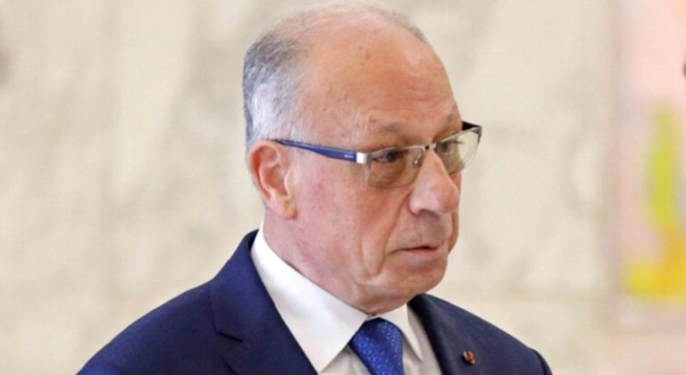 وزير الدفاع: قائد الجيش “بياخد الإذن مني”