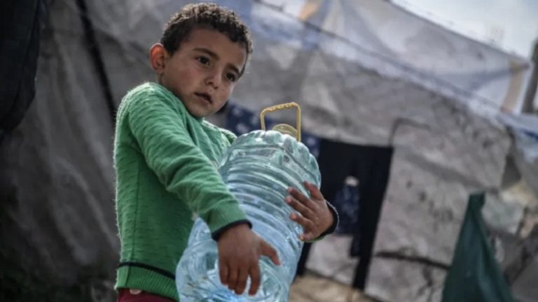 العطش يهدد حياة النازحين في رفح!