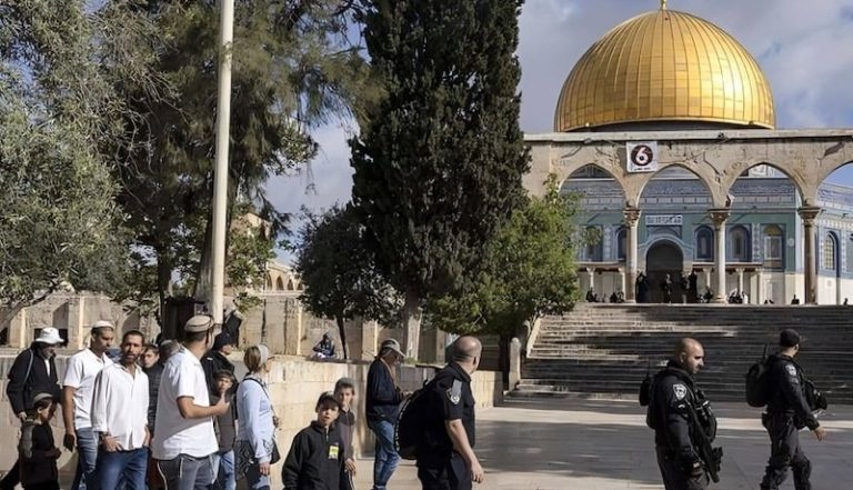 مستعمرون يقتحمون باحات المسجد الأقصى