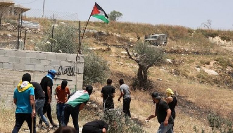 مستوطنون يقتحمون قرية قرب الخليل
