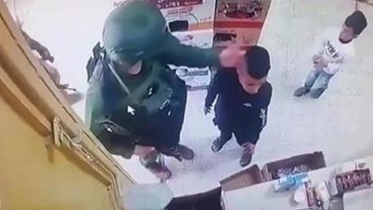 بالفيديو.. الاحتلال يعتدي على طفل فلسطيني في محل تجاري