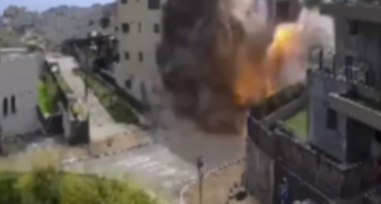 بالفيديو..  لحظة سقوط صاروخ على مبنى في “كريات شمونة”
