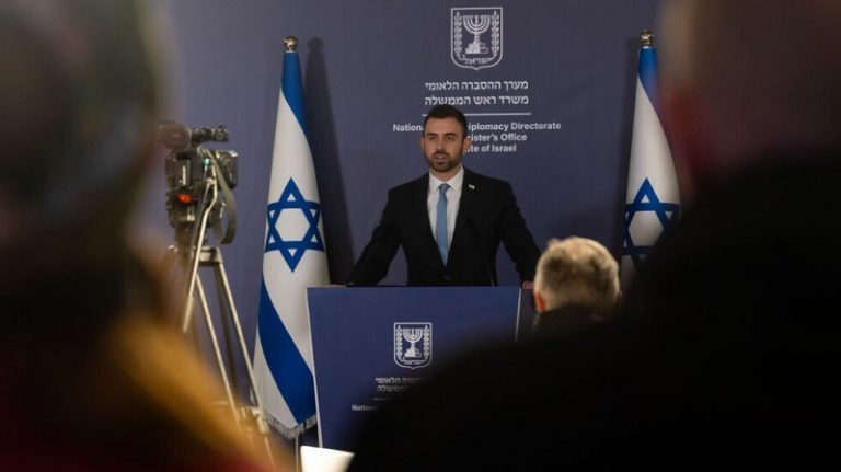 إيقاف المتحدث باسم حكومة الاحتلال بعد خلاف مع كاميرون