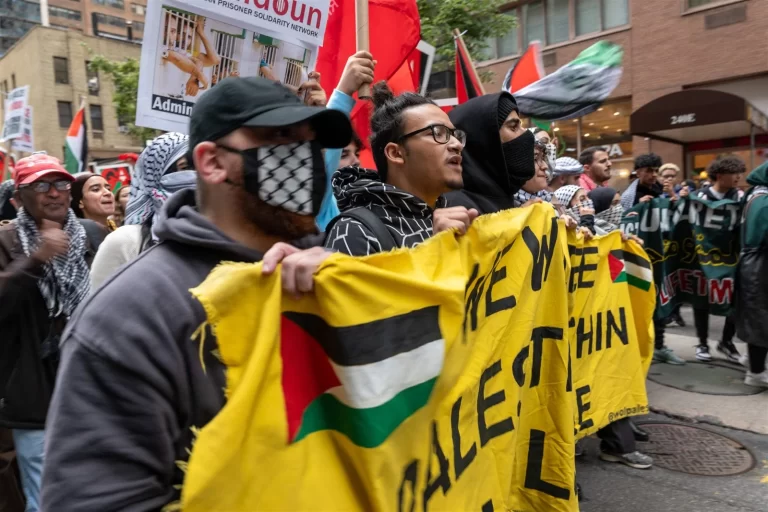 بالفيديو.. مظاهرة تحت المطر في نيويورك دعماً لغزة