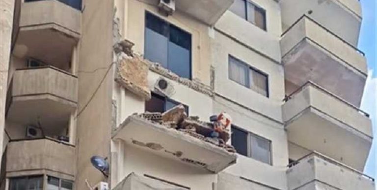 بالصورة.. سقوط شرفة شقة في صور