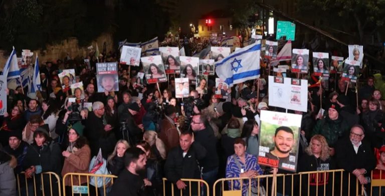 عائلات الأسرى الصهاينة تغلق شارعاً مركزياً