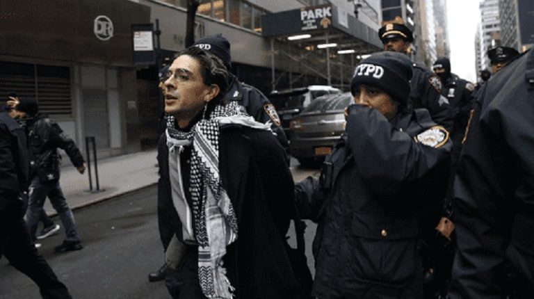 الشرطة الأميركية تعتدي على متظاهرين داعمين لغزة في نيويورك (فيديو)