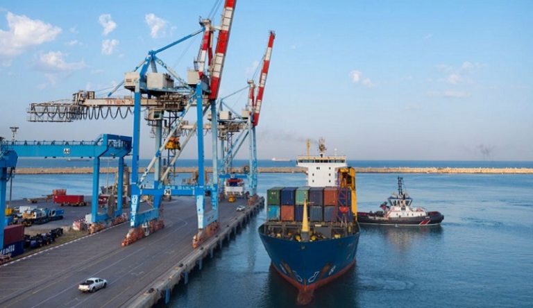 شحنة كبيرة من الطحين من ميناء “أسدود” إلى غزة