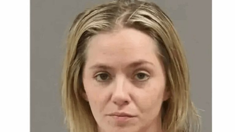 ضربت طفلتها وترتكتها في السرير لتموت!