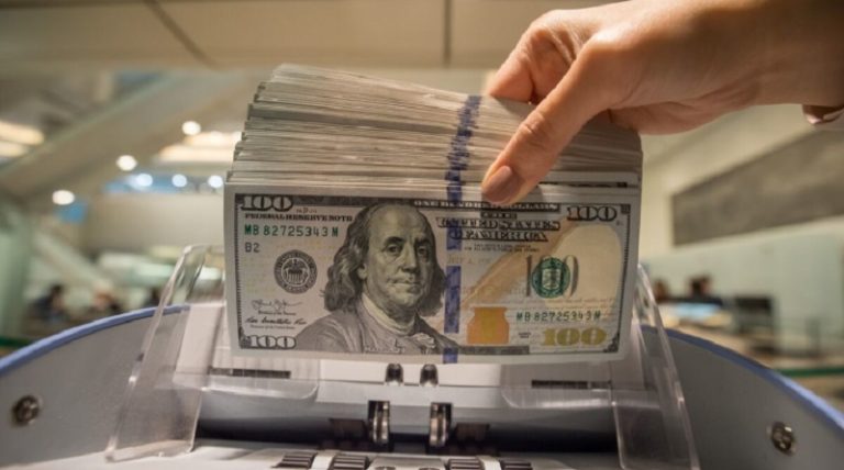 تحديد سعر سحوبات الدولار من المصارف بيد الخليل؟