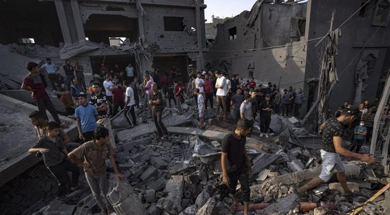 مجزرة جديدة في محيط مستشفى شهداء الأقصى (فيديو)