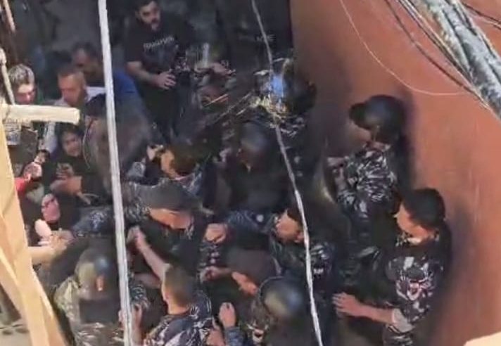 بالفيديو ـ جريحة بمواجهة بين قوى الأمن ومواطنين في “حارة صور”