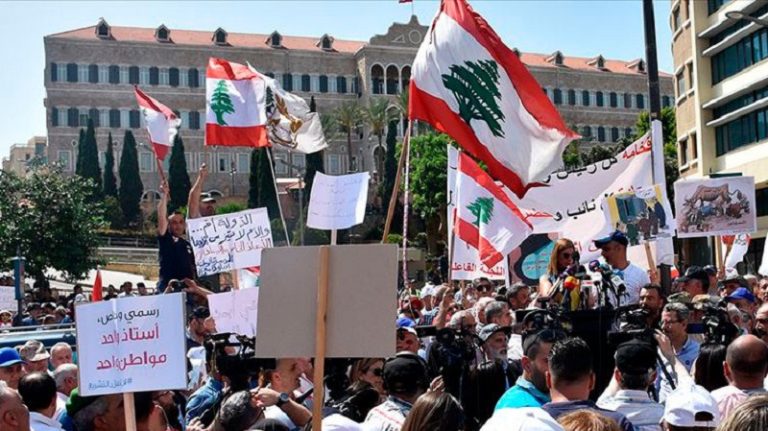 “موظّفون بسمنة وآخرون بزيت”: تصفية تدريجية للقطاع العام