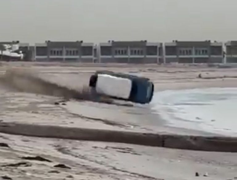 بالفيديو ـ استعرض.. فانقلبت سيارته وطار!