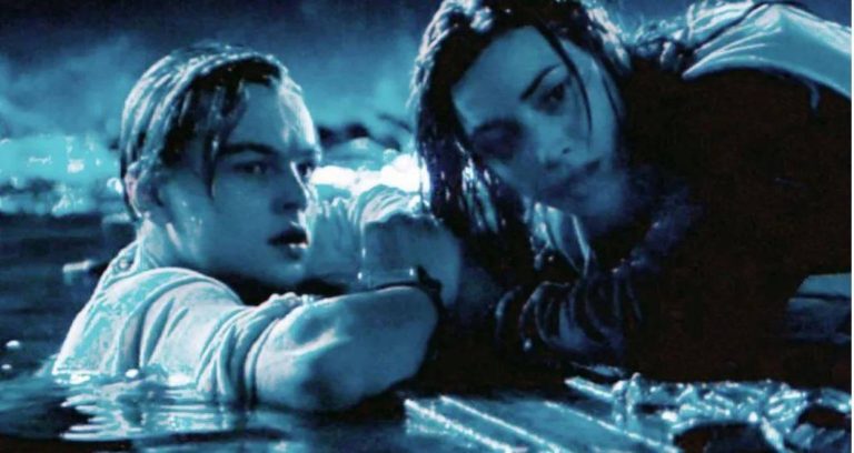بيع اللوح الخشبي الذي أنقذ “روز” في فيلم “تيتانيك” بـ718 ألف دولار