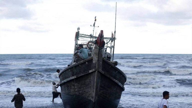 إنقاذ 69 من اللاجئين الروهينغا بعد انقلاب قاربهم