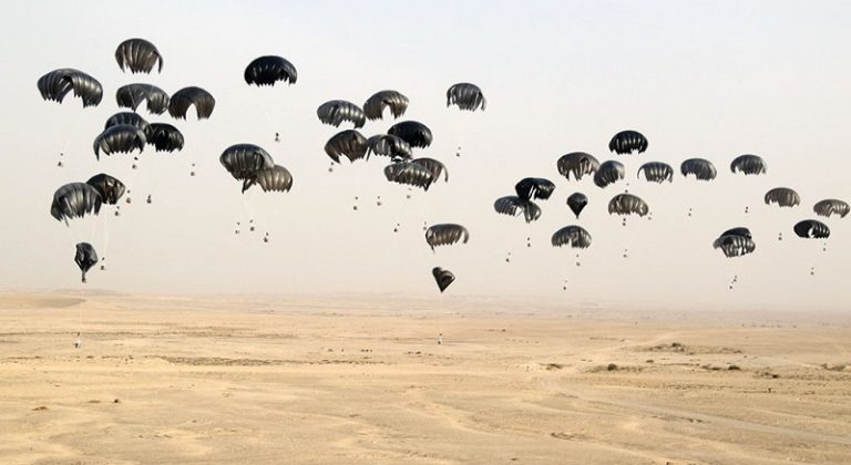 بالفيديو.. شهداء وجرحى بإنزال خاطئ للمساعدات الجوية على غزة