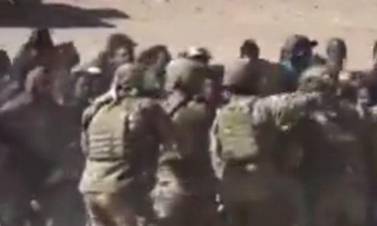 مهاجرون يخترقون الأسلاك الشائكة لعبور الحدود الأميركية (فيديو)