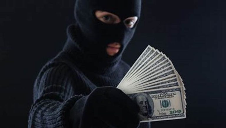 عفا عن سارق بطاقة ائتمان زوجته لأن “مصروفه أقل من الزوجة”! (فيديو)