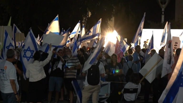 تظاهرات لآلاف الصهاينة في “تل أبيب” والقدس و”قيسارية” (فيديو)