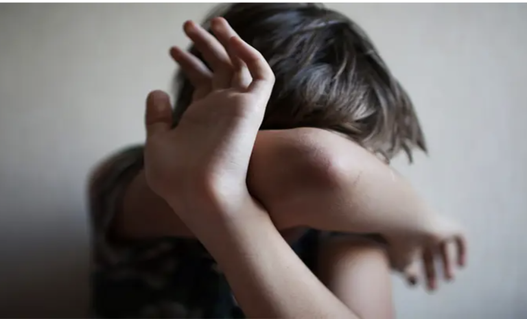 رجل يعتدي على أطفال لإستخدام مسبحه الخاص! (فيديو)