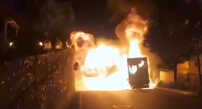 بالفيديو.. حريق سيارة في بشامون