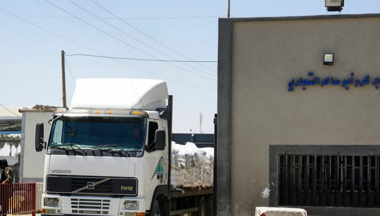 الاحتلال يفرج عن 56 أسيراً عبر معبر كرم أبو سالم