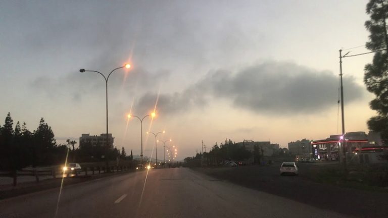 بالفيديو.. إحراق يافطات “‎لبنان لا يريد الحرب” على طريق المطار