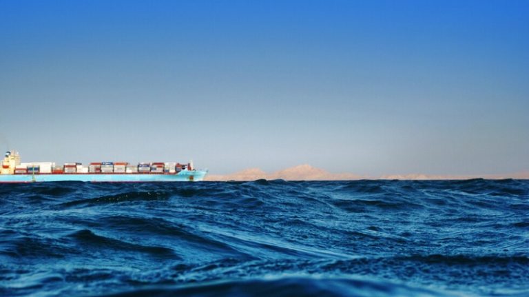 “البحرية البريطانية”: حادث على مسافة 600 ميل بحري إلى الشرق من مقديشو