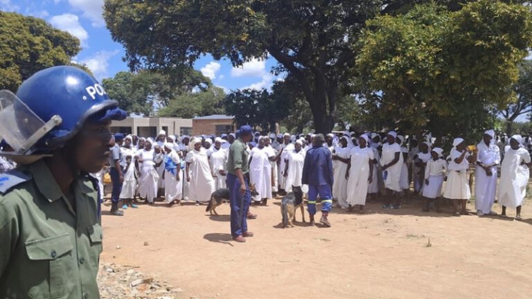 شرطة زيمبابوي تعتقل رجلاً يدّعي أنه نبي ويستغل الأطفال