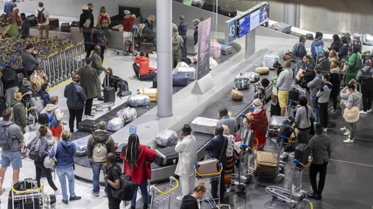 شجار جماعي عنيف في مطار باريس (فيديو)