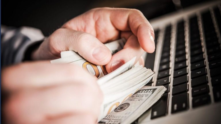 شركات تحويل الأموال “تكبر” على أنقاض المصارف