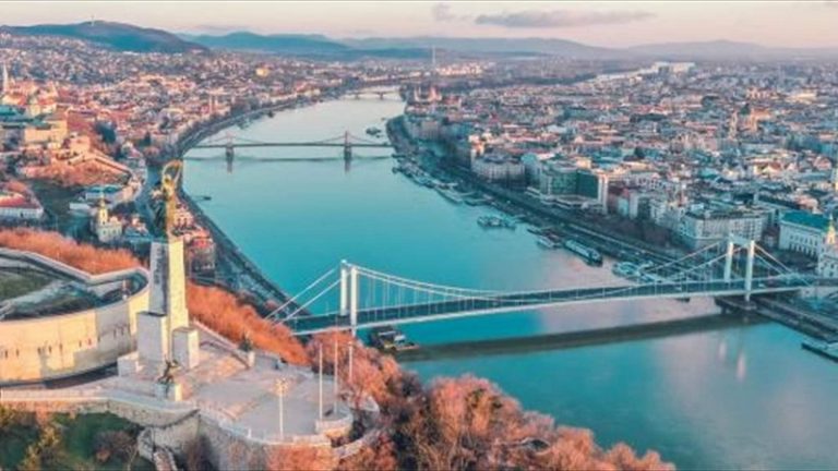 جرحى بحادث اصطدام سفينة سياحية بلغارية بجدار خرساني