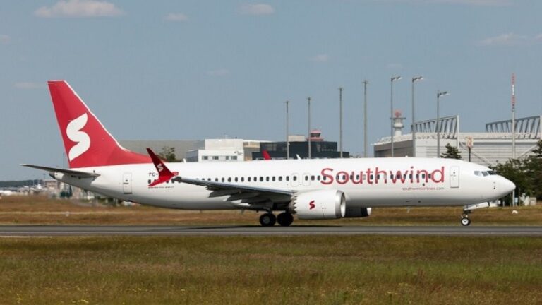 ركابها عالقوان في المطارات.. شركة طيران تركية تقع ضحية للعقوبات الغربية!