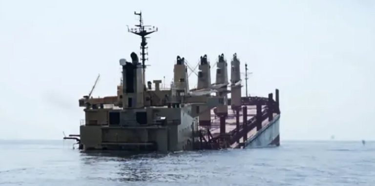 “أمبري”: حريق سفينة “اسرائيلية” بعد تعرضها لانفجارين شرق عدن