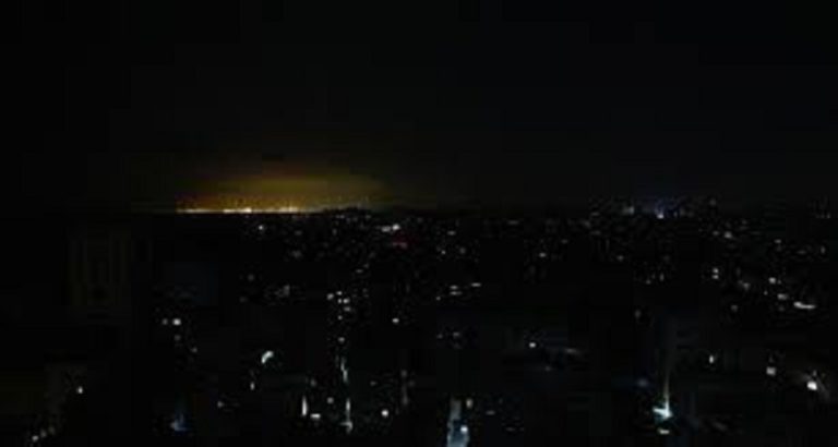 انقطاع الكهرباء في الجليل الغربي بعد إطلاق صواريخ من لبنان