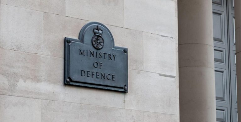 تخفيض عقوبة مسرب وثائق البنتاغون إلى 16 عاماً