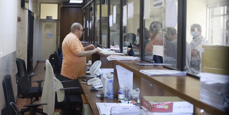 مزاريب الهبات | الدولة تتسوّل تشغيل إداراتها: صحون وأكواب ومازوت ورواتب