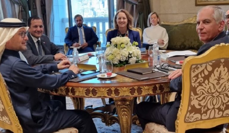 لقاء “الخماسية” في السفارة.. دحض تباين الموقف القطري