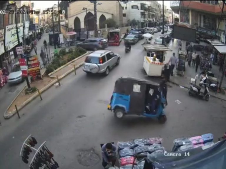 بالفيديو.. جريح بحادث مروّع.. من “توك توك”!