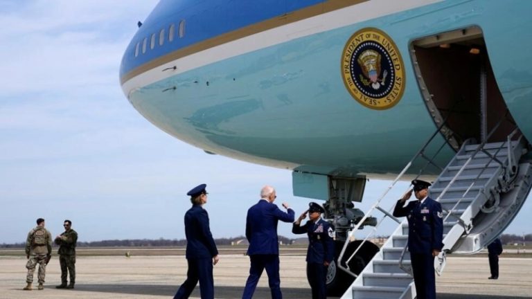 نهب مقتنيات غرفة الصحافيين على متن طائرة الرئيس الأميركي!