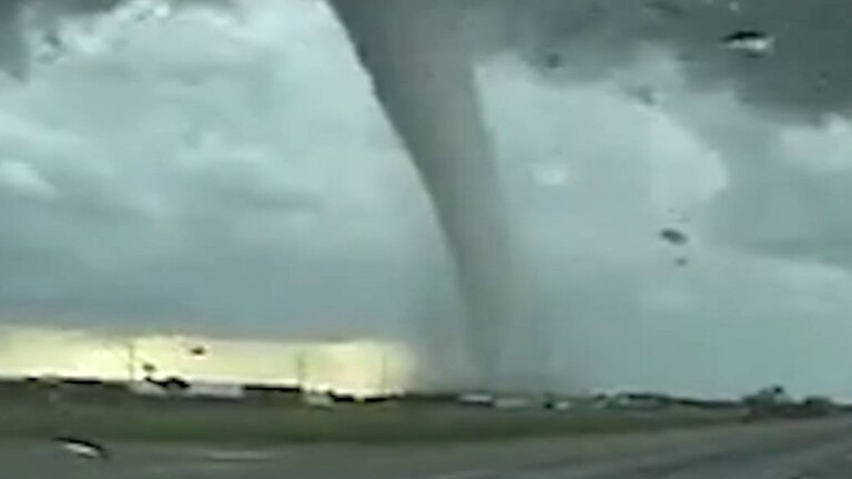 بالفيديو.. قتلى بإعصار عنيف في إنديانا الأميركية