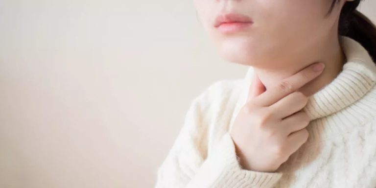 ما أسباب بحة الصوت المفاجئة؟