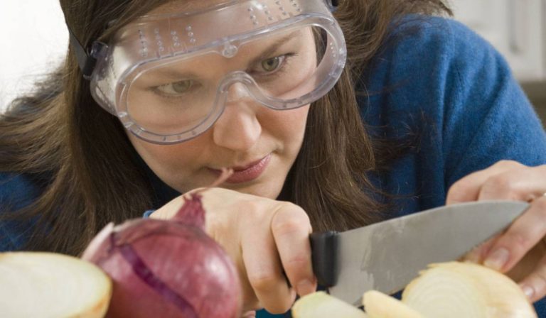 خطوات مهمة لتجنب “دموع البصل”!