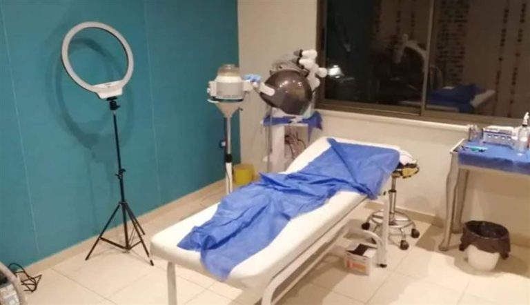 انتحلا صفة طبيب.. واجريا عمليات تجميل!