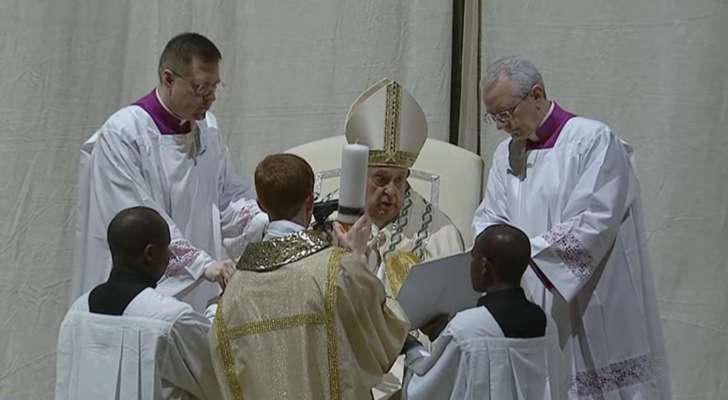 البابا فرنسيس يترأس قداس عشية عيد الفصح