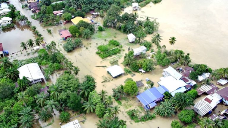 عشرات القتلى والمفقودين بفياضانات في إندونيسيا