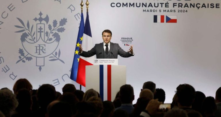ماكرون لحلفاء أوكرانيا: يجب أن لا نكون جبناء