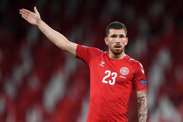 بالفيديو.. لاعب يرمي الحكم على الأرض